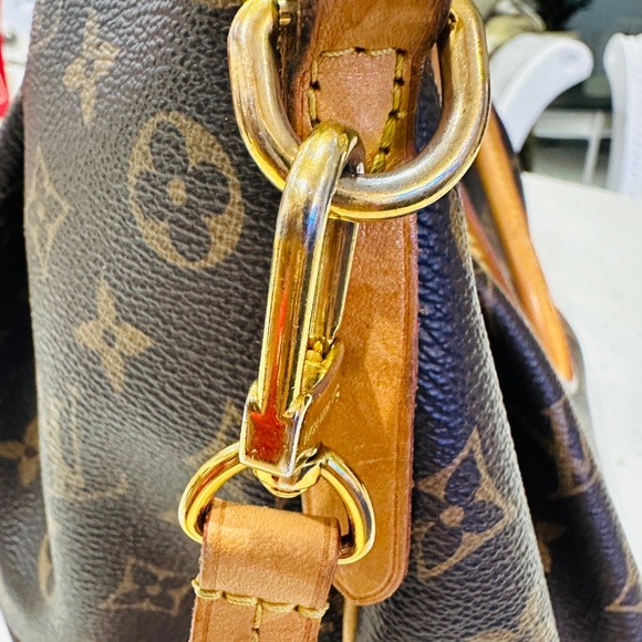 Louis Vuitton Crossbody - Picture 4 of 11
